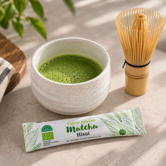 Miska, bambusová metlička a sáček matchy
